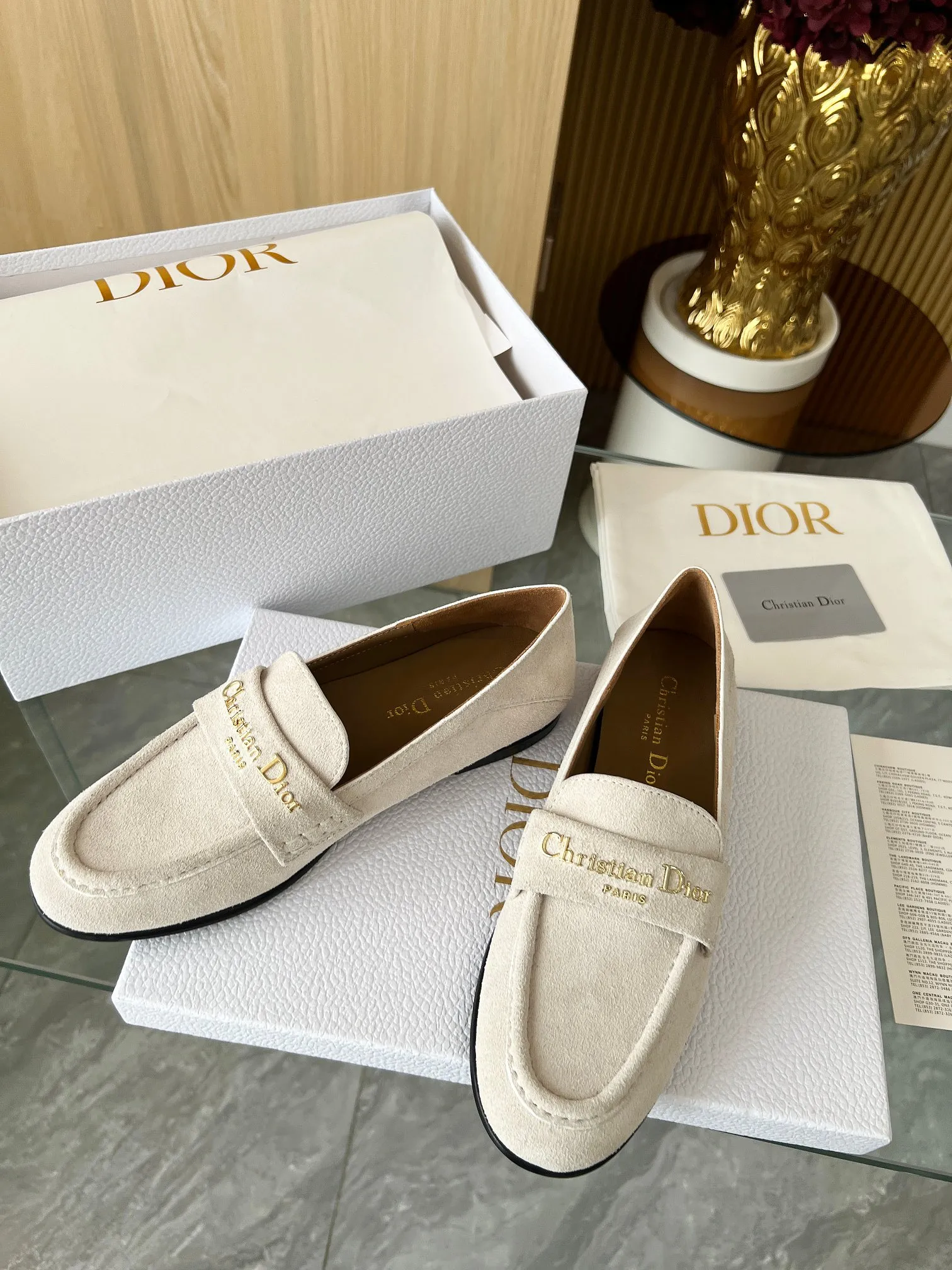 👟👟Ex-factory price 560👟👟 Dior's new spring and summer ultra-light series loafers are brand new. The layout strives to create fashionable classic items. New products created at the first major show of Paris Fashion Week. The inspiration is cleverly combined by D's chief designer on the perfect shoe shape. Paired with brand buckles, it is even more fashionable! Original version, perfect and exquisite workmanship!  ✔️Upper: original fabric ✔️Inner lining: imported sheepskin lining ✔️Sole: Italian genuine leather outsole ✔️Size: #35-41 (40 41 customized items are not returnable)